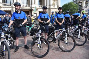 Полицейские на велосипедах - эффективное средство патрулирования Дубая и превосходная альтернатива моторизованной полиции - всесторонняя мобильность, экологическая чистота и близость к городской жизни