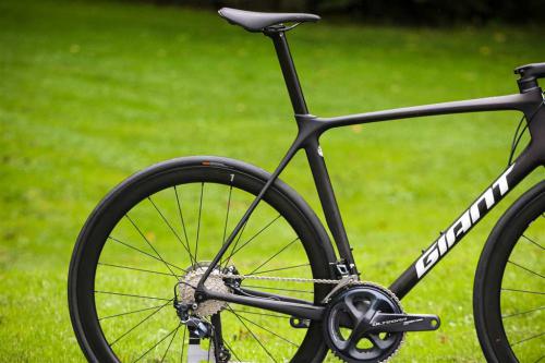 Шоссейный велосипед Giant TCR Advanced 2 Disc KOM - подробный обзор модели 2021 года, подкупающие характеристики и положительные отзывы велосипедистов, которые восторженно оценивают эту мощную машину для тренировок и гонок