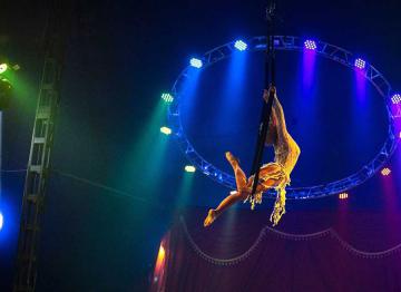 Велосипед в цирковом искусстве - невероятные трюки и захватывающие выступления, которые оставят вас без слов!